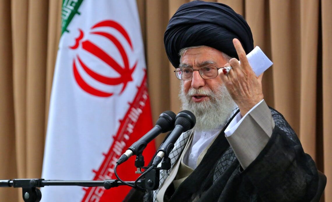 Khamenei appelle à la condamnation à mort des dirigeants israéliens malgré les mandats d'arrêt de la CPI