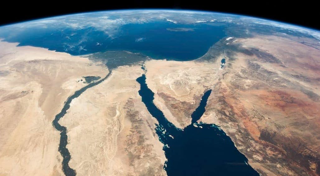 L'Egypte teste avec succès un nouveau 10 km. La chaîne du canal de Suez au milieu d'une baisse des revenus