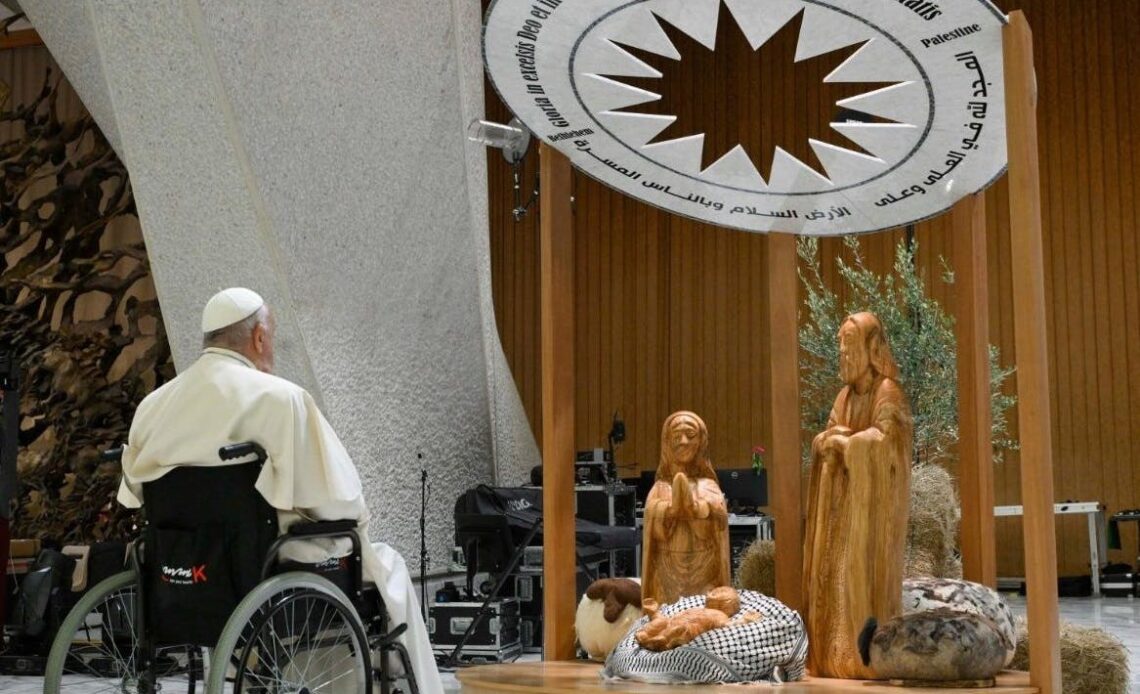 Le pape François inaugure une crèche controversée mettant en vedette le symbolisme palestinien